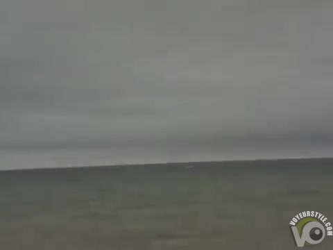 Brave wife runs into the sea without clothes