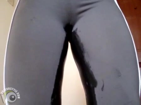 My girlfriend pisses in her yoga pants and peels them off