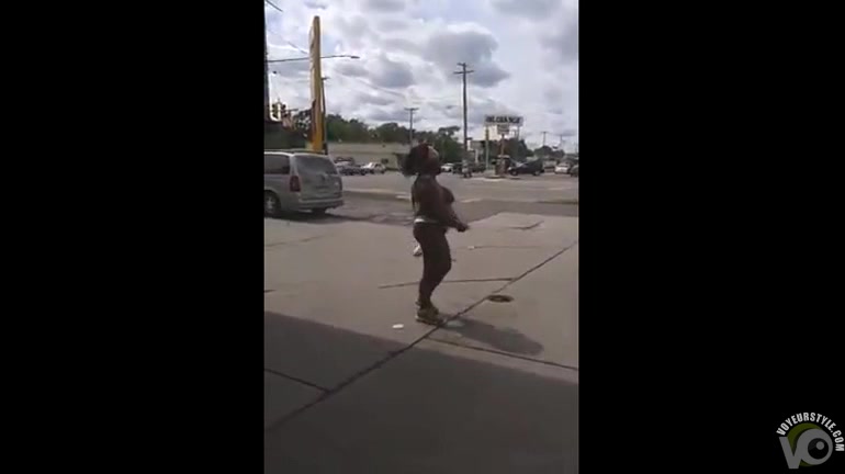 Ebony woman exposes her curves at the gas station