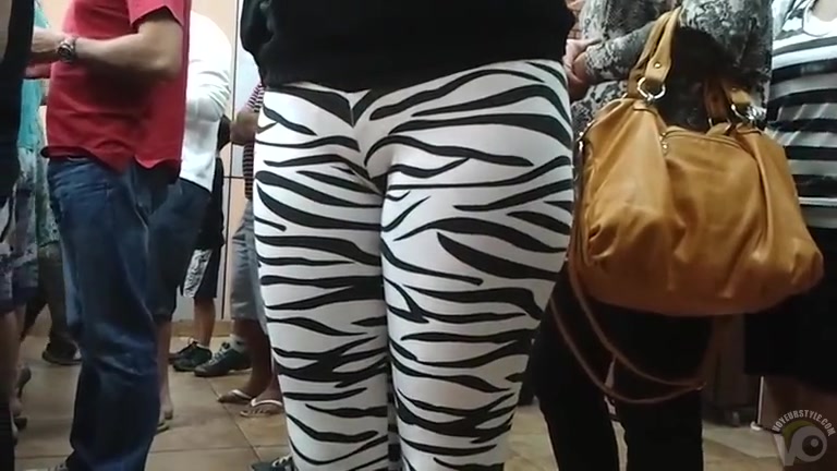 Public cameltoe in skintight zebra pants