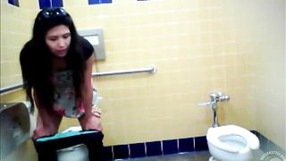 Middle-aged lady needs to urinate--_short_preview.mp4