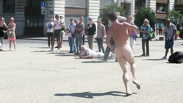 Nude man runs around a public square and gets attention
