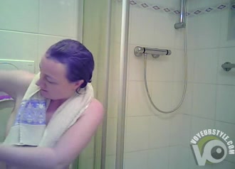 Chubby housewife wipes her curves after the shower