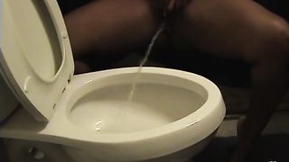 Black beauty aims her piss into the toilet--_short_preview.mp4