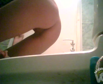 Sexy ass on amateur girl peeing in toilet