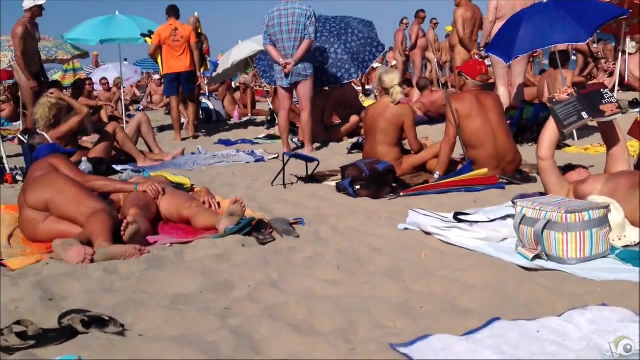 Kinky hidden cam moments at the Cap dAgde beach while in vacation Porn Clips Mobi Foto