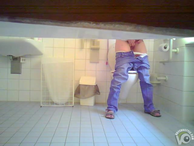 Cutie in jeans makes water in the ladies room
