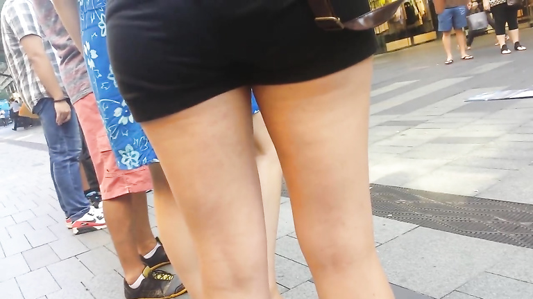 Secretly filming chick's hot legs