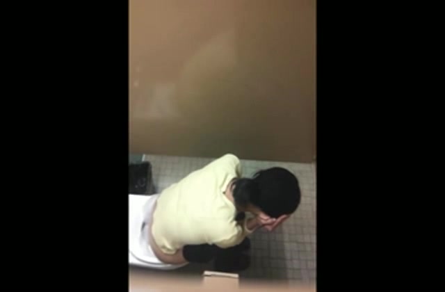 Our friend films a bunch of girls peeing