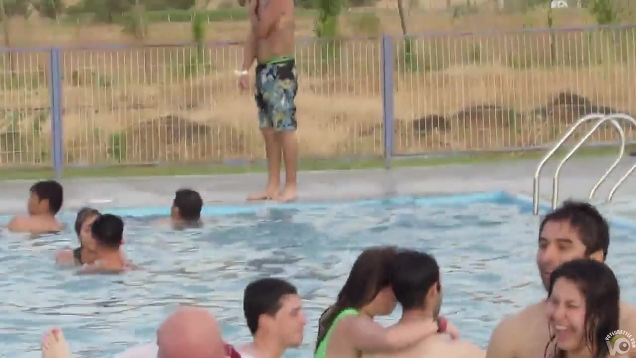 Latina couple enjoys copulating in the middle of a public pool
