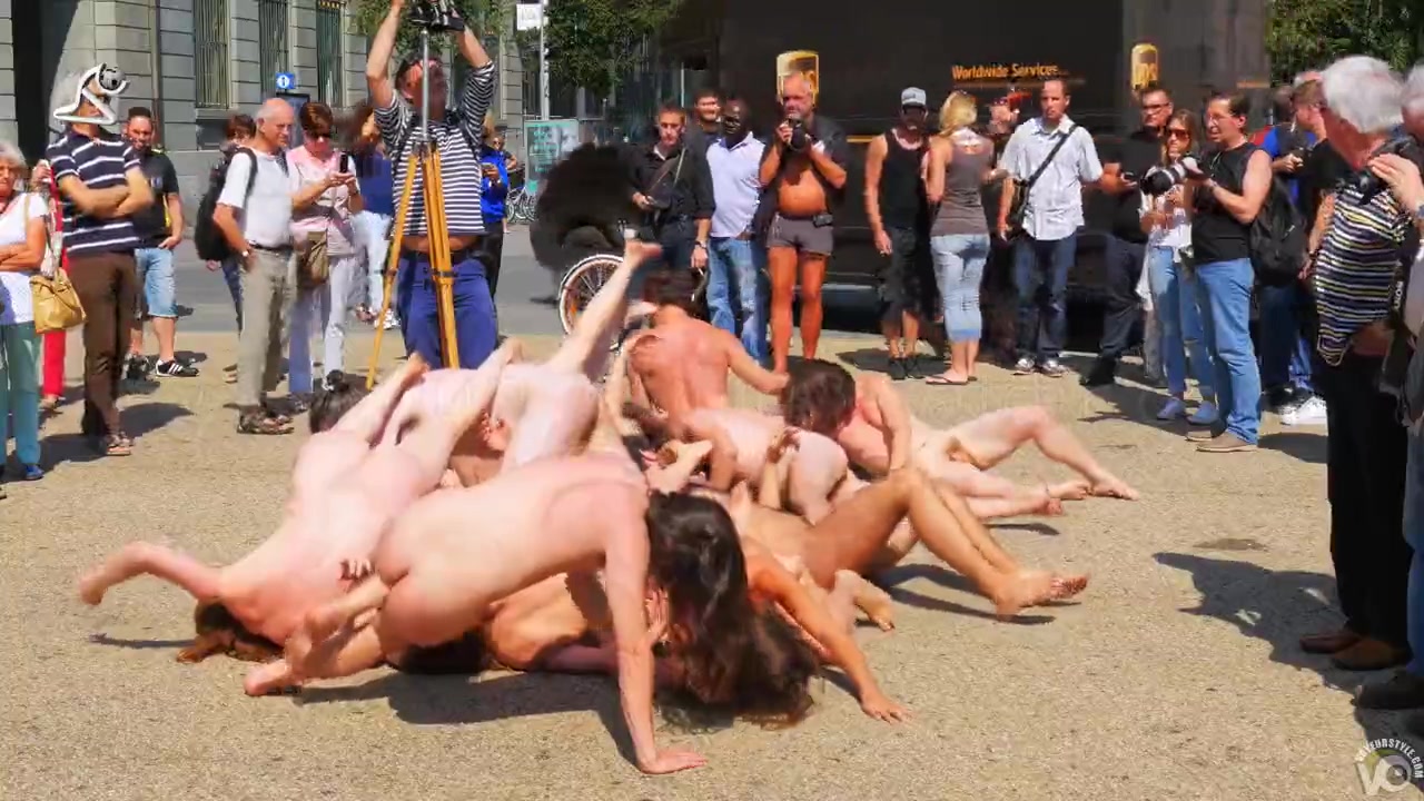 Amazing nudist performance in the middle of the street