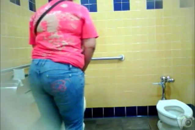 BBW pees in a public restroom