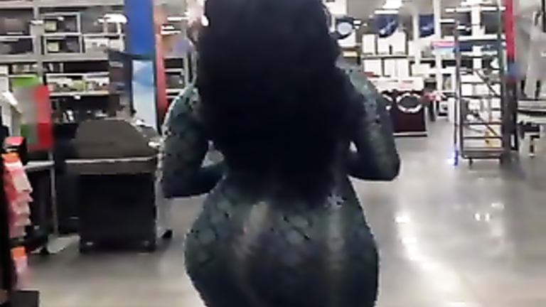 Ebony girlfriend with big ass shakes it in public