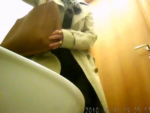 Old lady urinates over the toilet like a man
