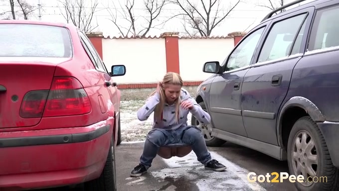 Fine blonde amateur babe finds spot between twoo cars and pees