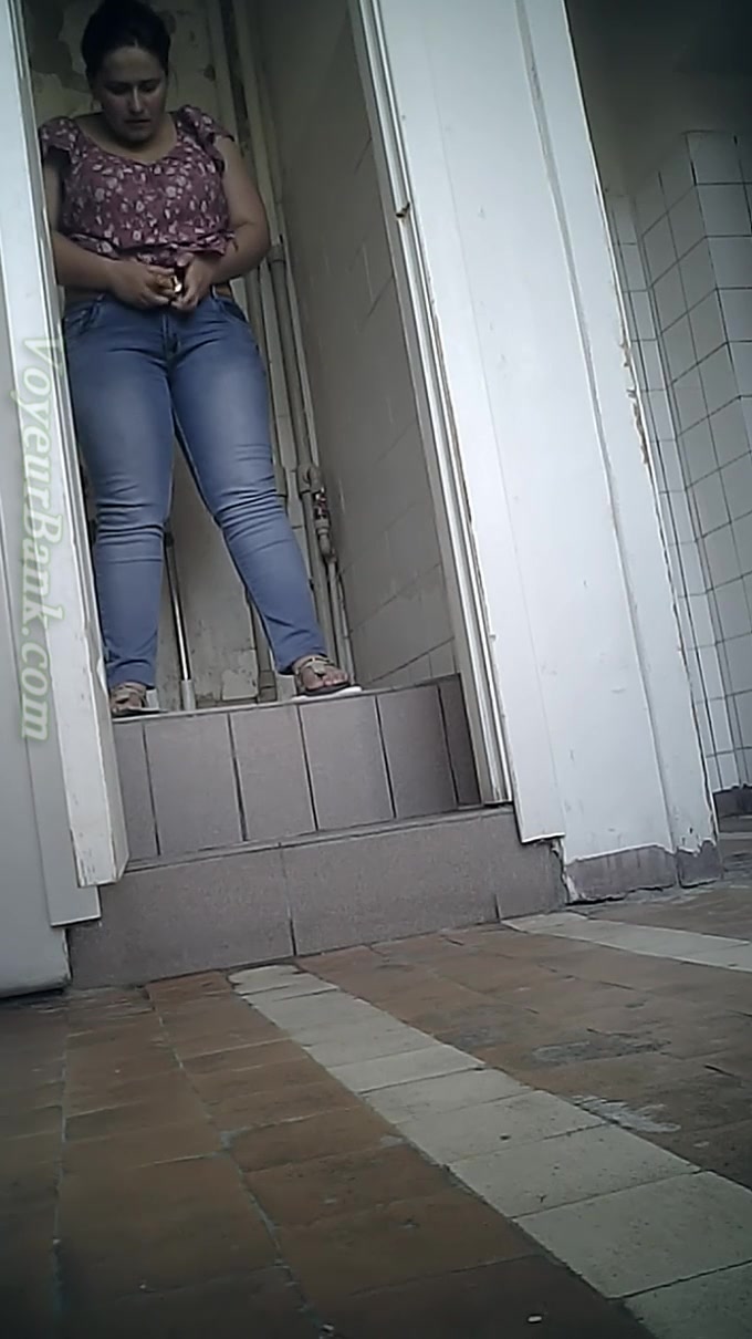 Chunky white amateur woman in the public restroom on spycam