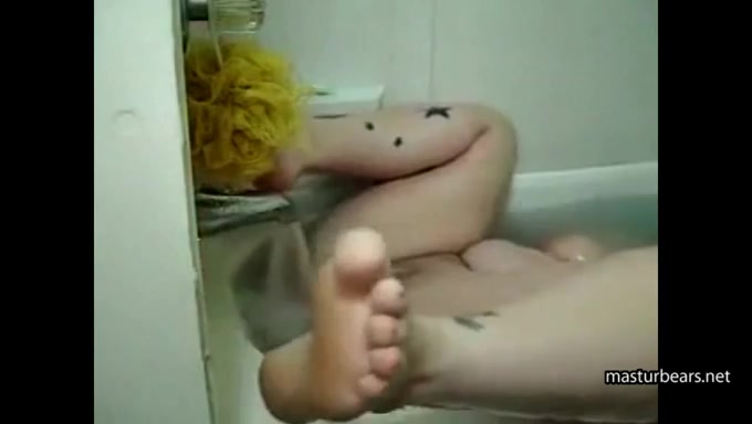 Mother Alyssa masturbates in bath