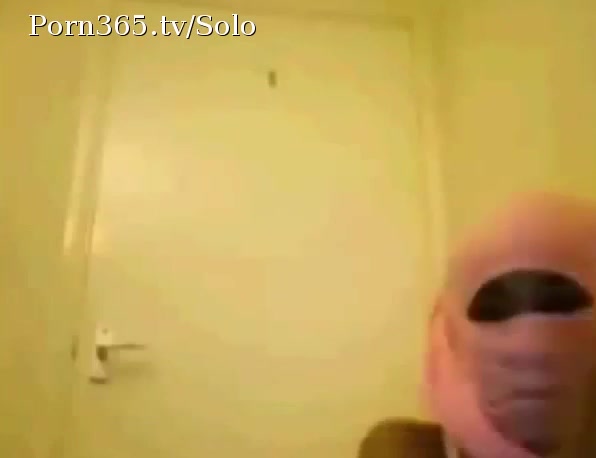 Arab busty babe in hijab dancing erotically on webcam