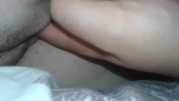 Perverted wife with pale big butt used a plastic bottle to pet her hungry cunt