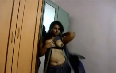 Chubby Indian wifey shows striptease in her sexy saree