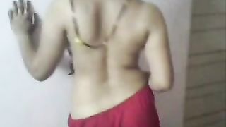 Lewd amateur Indian chick gets rid of her traditional saree to show her bum--_short_preview.mp4