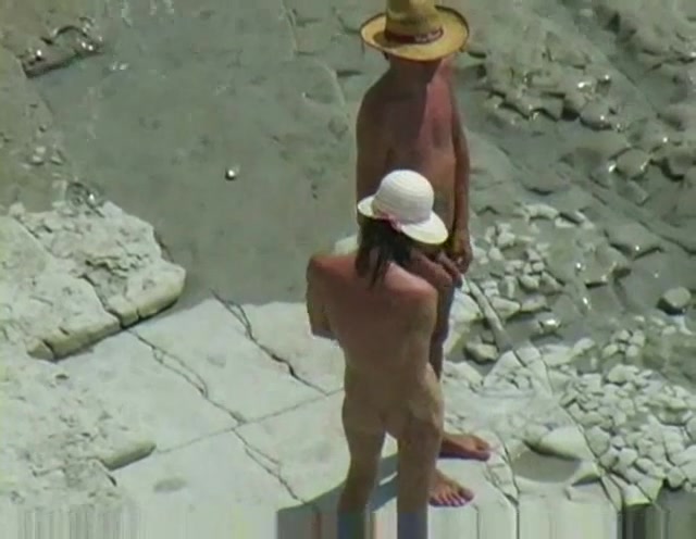 Sunburned lady gets fucked doggystyle on the rocky beach - spy video